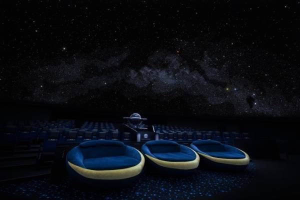 プラネタリウム“天空”/“満天”の新上映、[ALEXANDROS]の楽曲とともにサバンナの星空を堪能