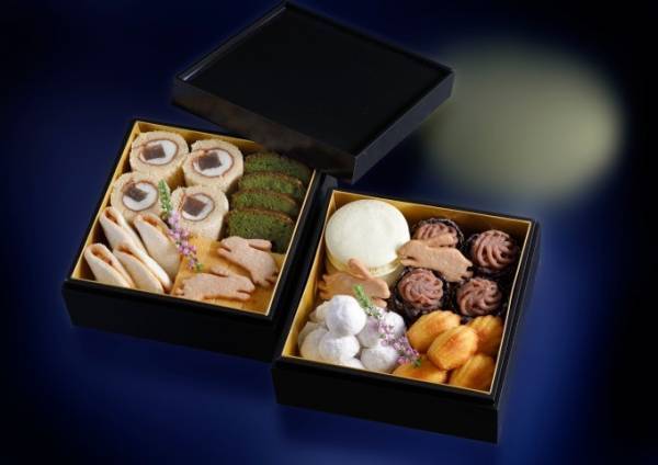 シェラトン都ホテルの「お月見スイーツ重」満月マカロンやうさぎクッキーなどを詰め込んだ重箱