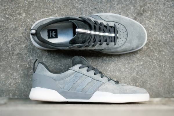 アディダス スケートボーディング×ナンバーズ エディション、霧の朝から着想を得たグレーのスニーカー