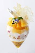 エンポリオ アルマーニ カフェの期間限定パフェ、パイナップル×パッションフルーツのトロピカル風味