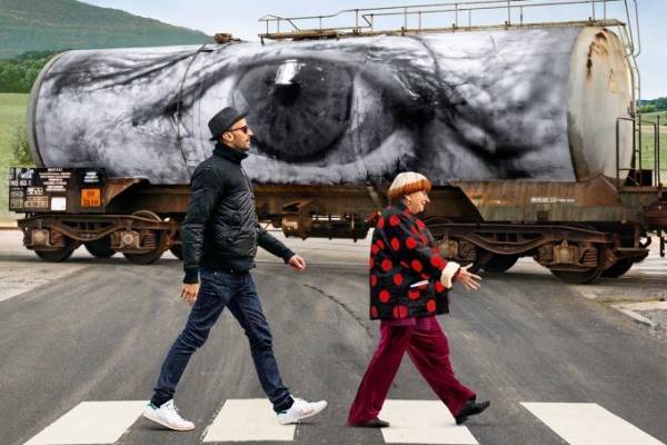 映画『顔たち、ところどころ』アニエス・ヴァルダ×芸術家JR、街にアートを残す旅を描くドキュメンタリー