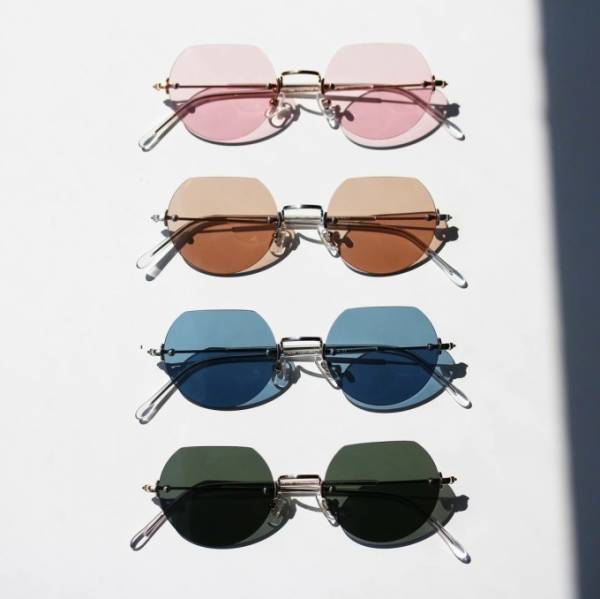 アヤメの新作サングラス「カッター」直線的なラインのカラーレンズを配したモダンなデザイン