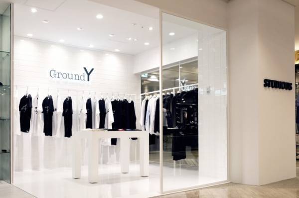 ステュディオス メンズ新宿店内に「グラウンド ワイ」常設店舗オープン、限定Tシャツも