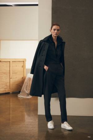 バナナ・リパブリックよりアーカイブを現代的にアップデートしたコートやジャケット、日本限定スウェットも