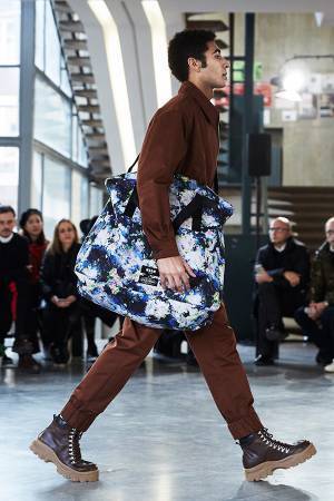 MSGM×イーストパック、ビッグロゴ入りバックパック＆花柄トートバッグ