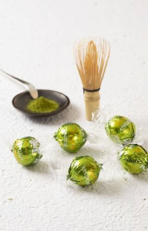 リンツ初のジャパンフレーバー「リンドール 抹茶」ホワイトチョコ＆クリーミーな抹茶フィリング