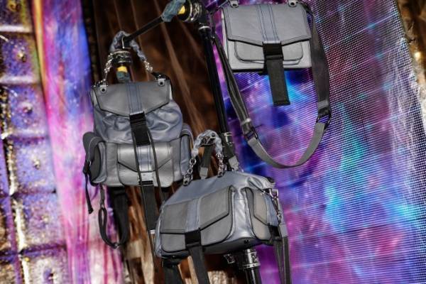 ディーゼル“非対称”なアイコンバッグ「ミスマッチ」レザーにチェーンとナイロンテープをミックス