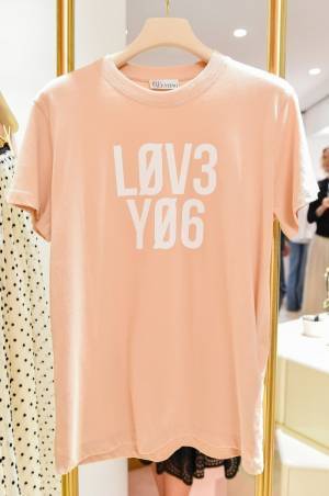 レッド ヴァレンティノ、表参道に旗艦店オープン - 限定カプセルコレクション&限定色Tシャツ販売