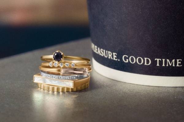 スタージュエリー ガール秋の新作リング、淡いブラウンのスモーキークォーツ＆ダイヤを"重ね着け"