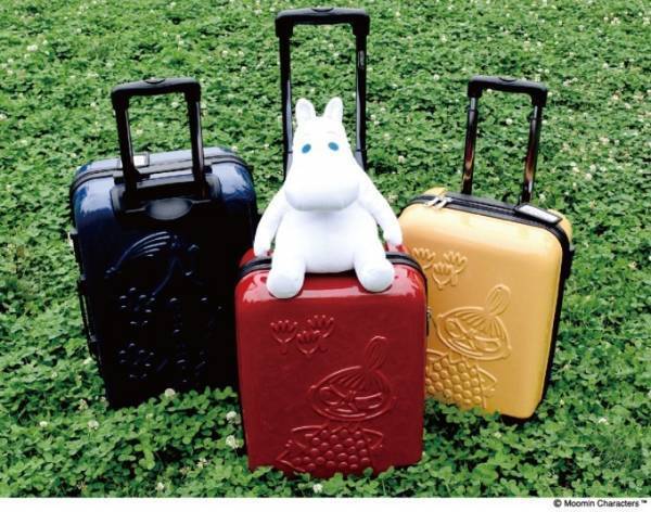 “ムーミン”がちょこんと座るリトルミイ柄キャリーケース -   ぬいぐるみはネックピローに変身