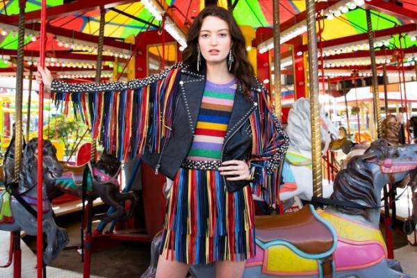 アリス アンド オリビア新作、ポップな柄のワンピースやレインボーフリンジ付きライダース