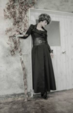 アリスアウアア新作「死」に着想した開襟ワンピース＆ボリュームアウターなど、原宿に限定ストアも