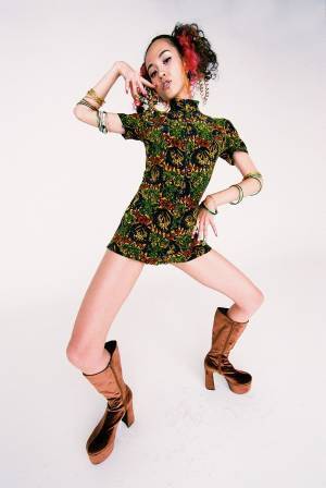 水原希子プロデュース「OK」×エスペランサのコラボシューズ、“厚底ブーツ”を現代風にアレンジ