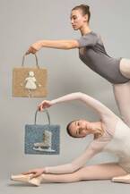 アンテプリマの新作ワイヤーバッグ「モティーヴォ」人形とスケートシューズを立体的にデザイン