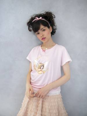 シャーリーテンプルの”オトナ服”から「エンジェル＆カップケーキ」モチーフの新作Tシャツ