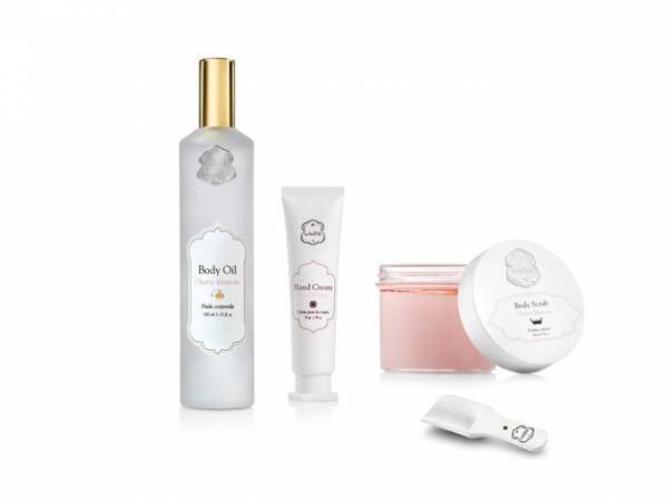 ラリン“サクラ香る”「チェリーブロッサム」のボディケアキット、人気のボディスクラブも