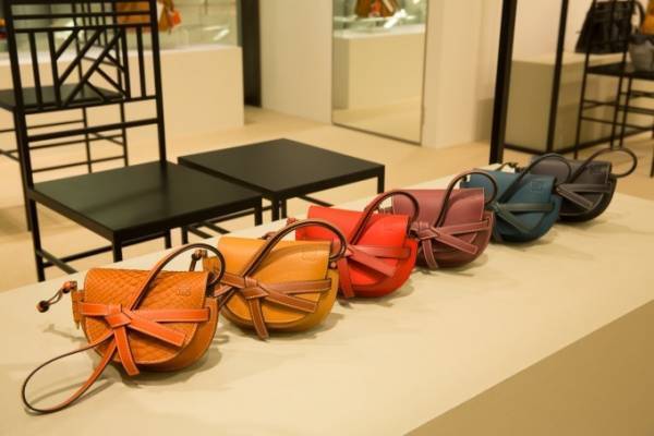 ロエベ「ゲート」バッグより新作 - ミニサイズのショルダーバッグやトートバッグ