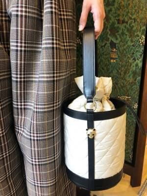 ケイタ マルヤマから、パンダが顔をのぞかせる新作キルティングバッグ登場