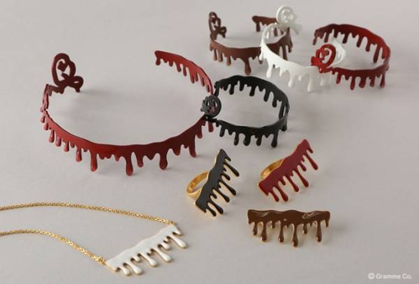 Q-pot.のハロウィン新作アクセサリー、指が切断されて見える“斧”付きリングなど