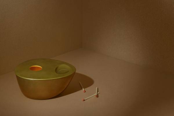 イソップ初のオイルバーナー＆新作オイルバーナーブレンド - 真鍮製のモダンな香りのインテリア