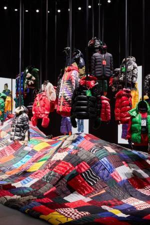 「2 モンクレール 1952」ビッグロゴのカラフルなダウンジャケットやスポーティーなニットなど