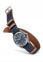 オメガの”デニム”をイメージした腕時計「レイルマスター」ブルージーンズのダイヤルにベージュの秒針