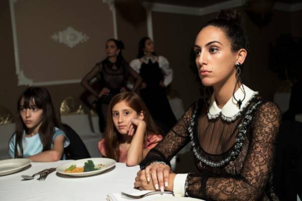 ミュウミュウ新フィルム“男女分離”の結婚式をサウジアラビア初の女性監督が描く