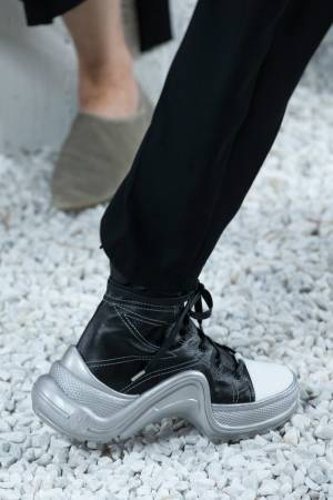 ルイ・ヴィトンの新作ウィメンズシューズ - アーク型ソールのスニーカーやサイハイブーツ