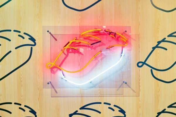 寿司アート『もじにぎり』の展覧会がカバン ド ズッカ南青山で、寿司デザインのTシャツやカバンも販売