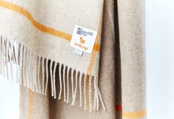 ジョンストンズ×フィルメランジェの別注ストール、巻き方で表情が変わる"混色"ブラウン