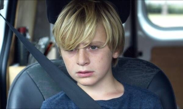 映画『ジュリアン』離婚した両親の間で揺れ動く少年、サスペンスを超えた家族ドラマ