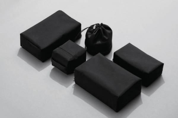 アエタ×THREEのコスメポーチ - オールブラックのシンプルな佇まい、撥水&防水加工も