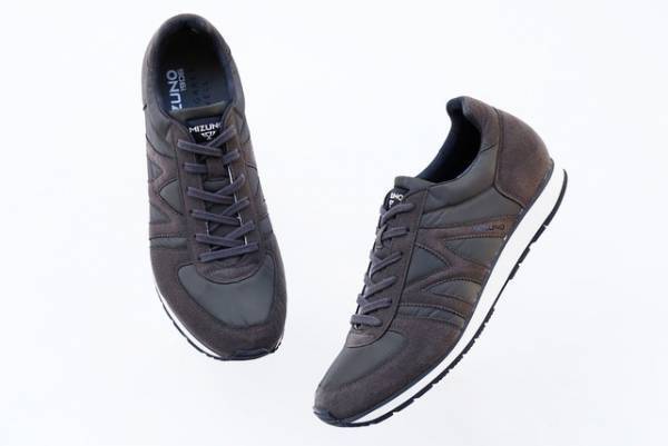 ミズノ 1906×マーガレット ハウエルのスニーカー「M-LINE」新色ダークカーキが発売