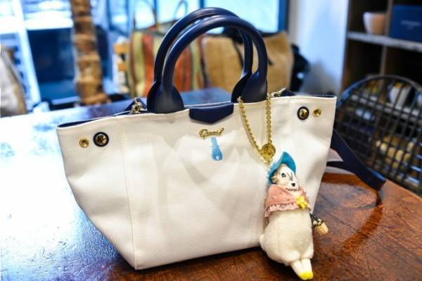 ミュベール×ピーターラビットが再びコラボ、ニットカーディガンやチャームがギンザ シックスに