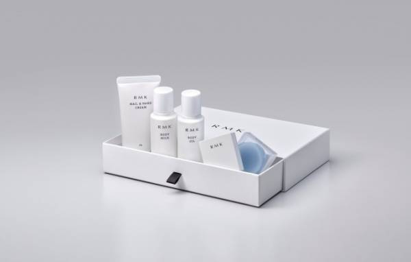 RMKの4種のボディケア入り限定キット - 淡いブルーの限定色、ティントタイプのリップバームも