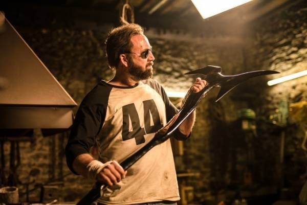 映画『マンディ 地獄のロード・ウォリアー』ニコラス・ケイジ主演、妻を殺された男のリベンジホラー