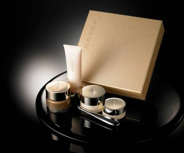 SUQQUから選べるファンデ＆贅沢スキンケアのクリスマスコフレ、新作クリームファンデセットも