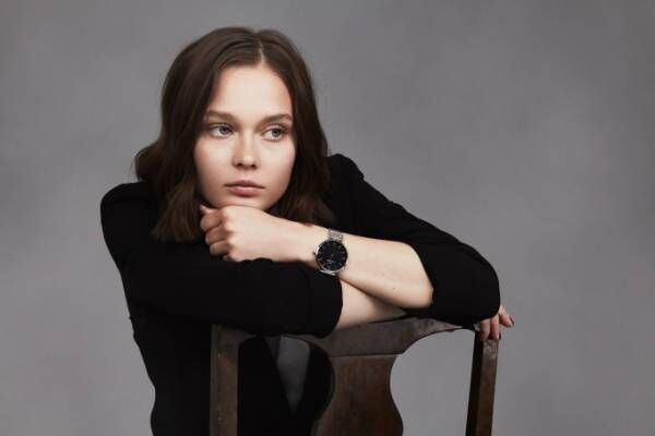 スウェーデン時計ブランド・モックバーグの新作ウォッチ - ブラック文字盤のミニマルなデザイン