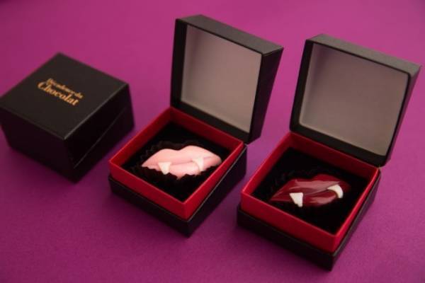 "牙付き"リップショコラ「ラブキス ヴァンパイア」ハロウィン限定、デカダンス ドュ ショコラより