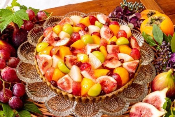 キル フェ ボン新作「オータムフルーツのタルト」カラフルなぶどうや柿＆キャラメル風味のカスタード