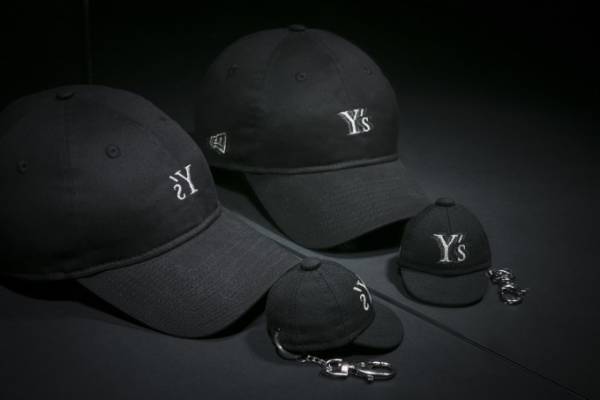 Y's×ニューエラ限定モデル、反転ロゴのキャップ＆キーホルダー - 表参道店インスタレーションも