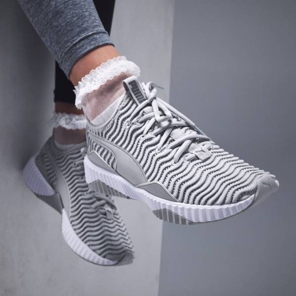 プーマ×セレーナ・ゴメス初コラボ「Defy×SG」グレーが基調の厚底スニーカー
