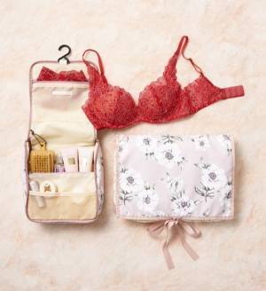 ピーチ・ジョンのクリスマスコフレ、美バスト＆ふわっとヒップを叶えるビューティアイテムが一つに