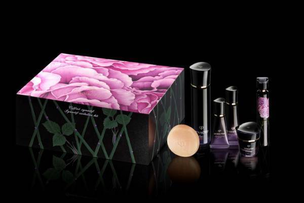 クレ・ド・ポー ボーテ の最高級ライン「シナクティフ」のクリスマスコフレ、バラの香る美容液など