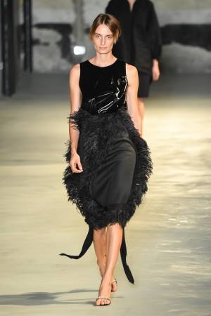 ヌメロ ヴェントゥーノ 2019年春夏コレクション - わが道を貫く女性ほどセクシーに映る