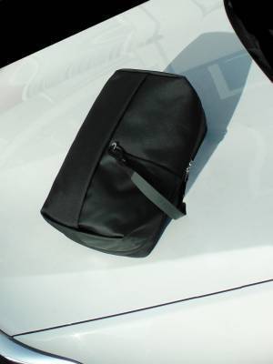 タトラス×コート・エ・シエルのバックパック、ブランドネーム入りストラップが目を引くバッグ