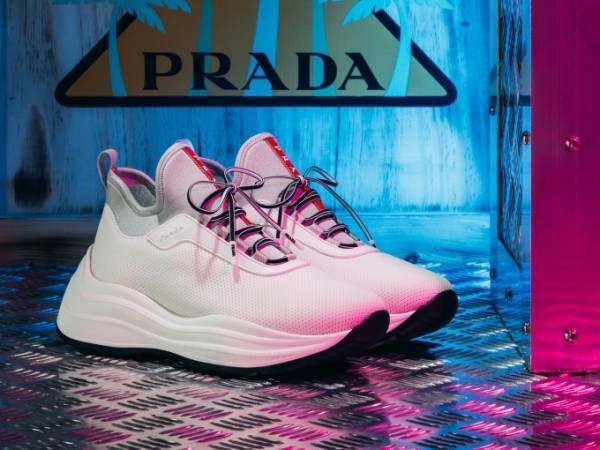 プラダの新作スニーカー - ロゴ入りアッパーやボリュームソール、ソックス型スニーカーも