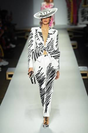 モスキーノ 2019年春夏コレクション - ファッションはドラマティックな時を越えて生まれる