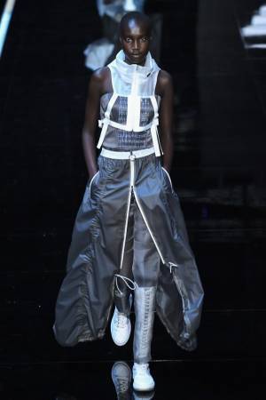 エンポリオ アルマーニ 19年春夏ウィメンズコレクション - 当たり前を裏切ることで体感する真新しさ