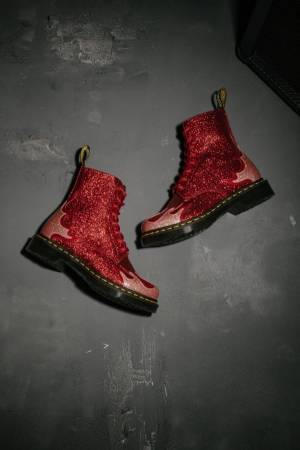 ドクターマーチン"炎"が燃え上がる新作ブーツ、カスタムカーに着想したグリッターな装飾で